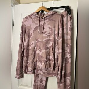 XL NWT New York & Company super soft pink camo tracksuit